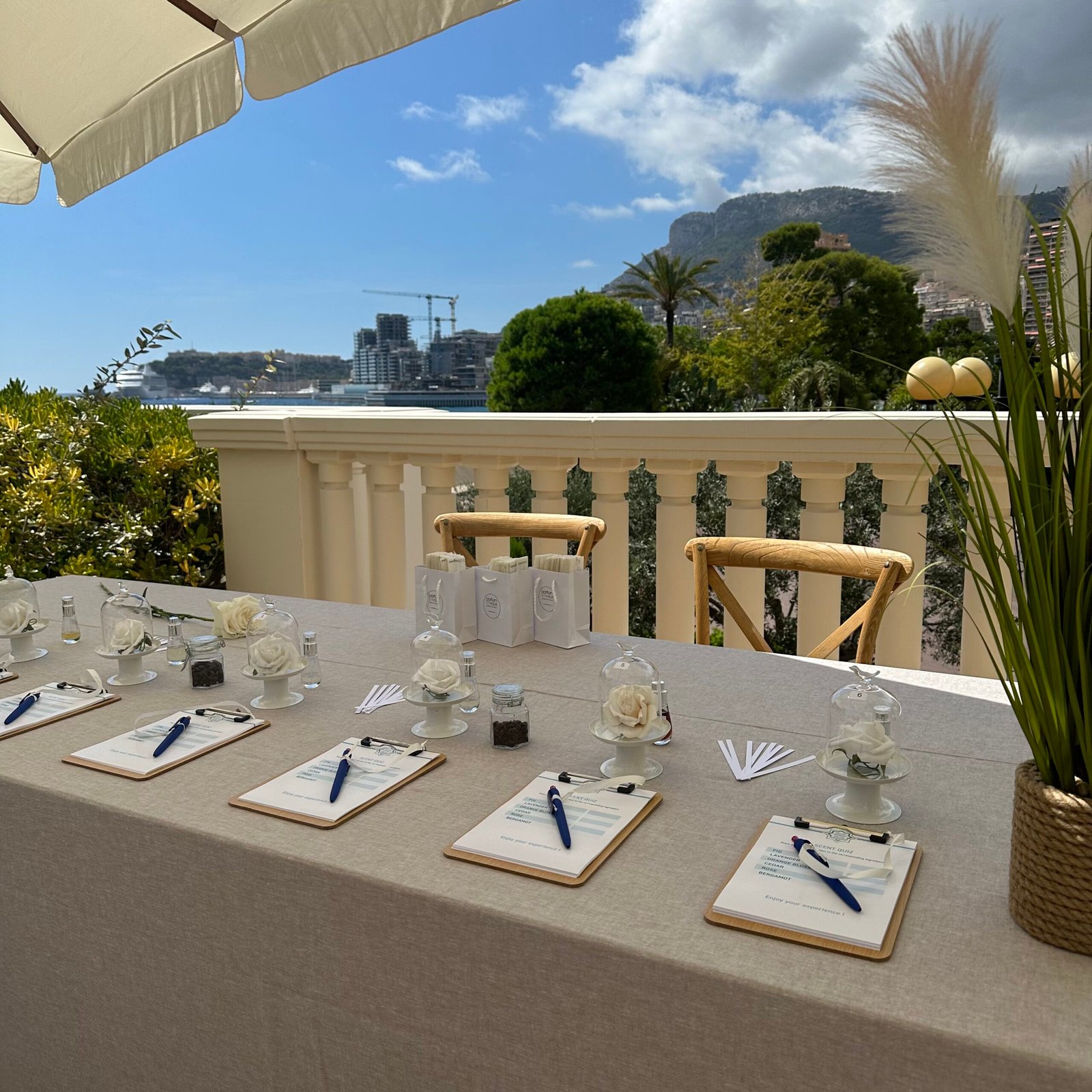 Vue d'un événement élégant à Monaco, avec des invités sophistiqués dans un cadre luxueux. L'atmosphère reflète le glamour et le prestige de la destination monégasque.